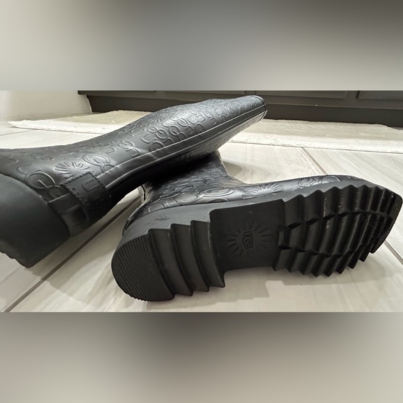 Uggs rain boots. Size 5. Black - Picture 7 of 10